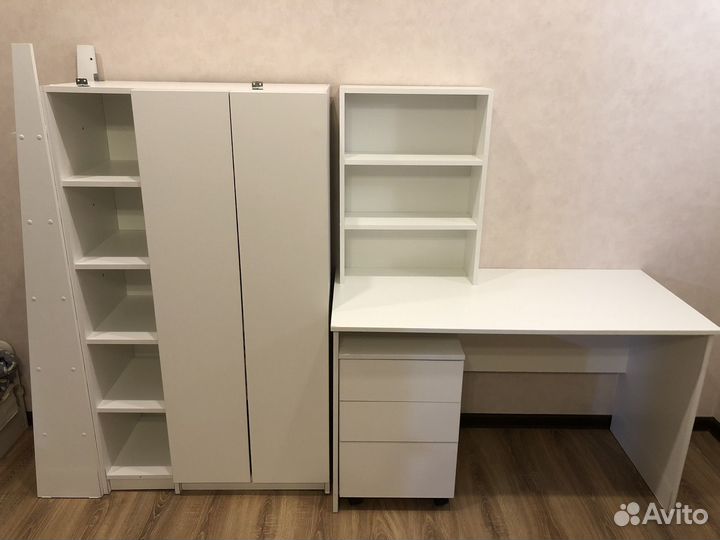 Детский уголок с кроватью и столом