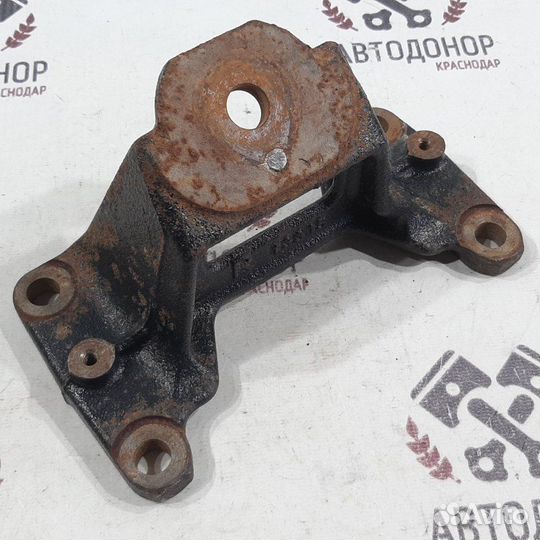 Кронштейн подушки двигателя нижний правый Toyota