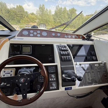 Моторная яхта Fairline Phantom 50