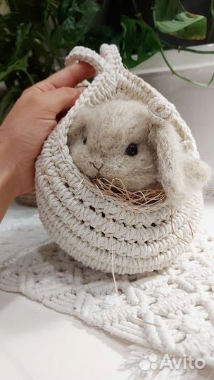Зайчик ручной работы в корзинке