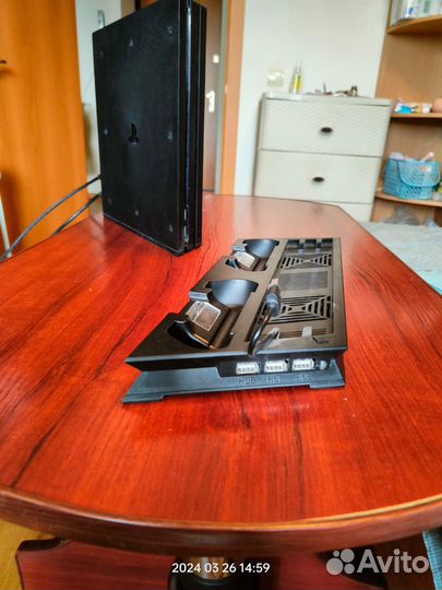 Ps4 pro 1tb, 2 геймпада + зарядная станция и игра