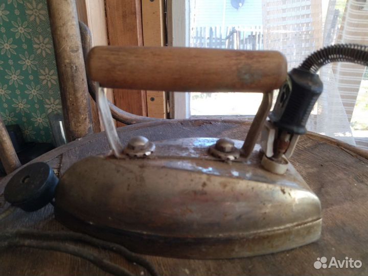 Утюг старинный электрический