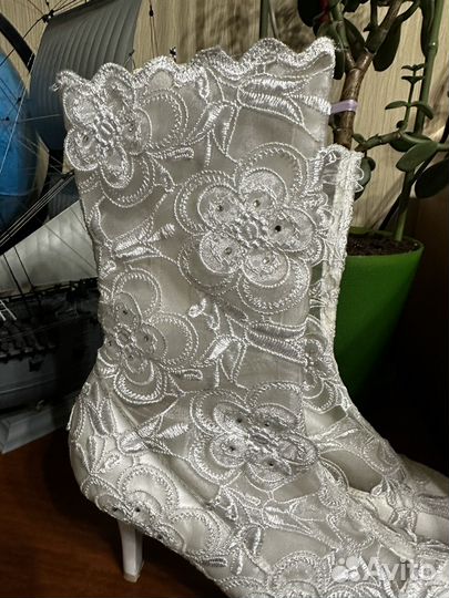 Белые свадебные сапоги