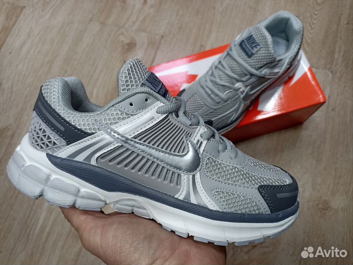 Кроссовки Nike Vomero 5