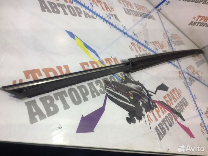 Тойота Камри Молдинг стекла передний левый