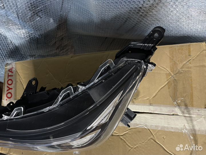 NEW фара левая Toyota RAV 4 50 оригинал