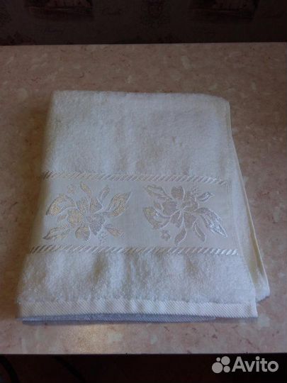 Полотенца разные и фартук. Новые