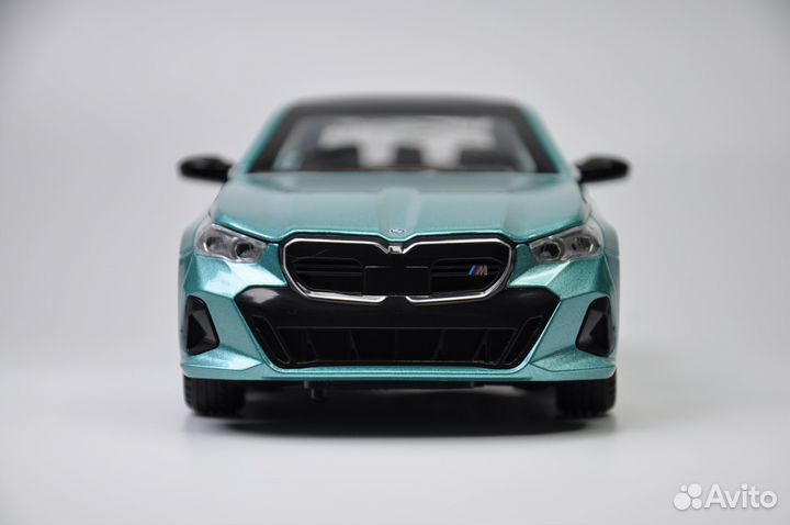 Модель авто BMW i5 M60 xDrive (G60) 1:24 металл