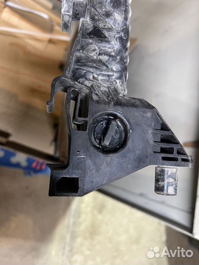 Радиатор охлаждения на mercedes 212 c207