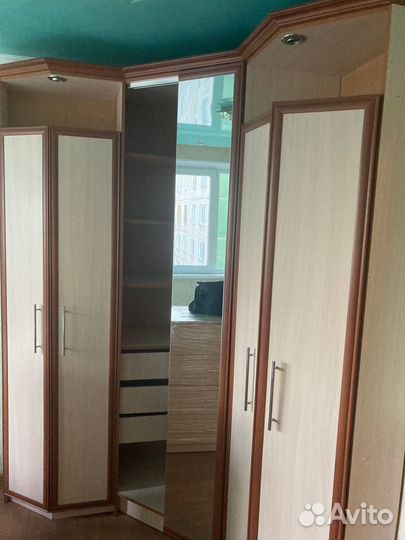 Угловой шкаф с зеркалом