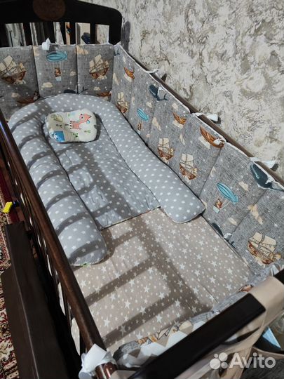 Детская кроватка с маятником