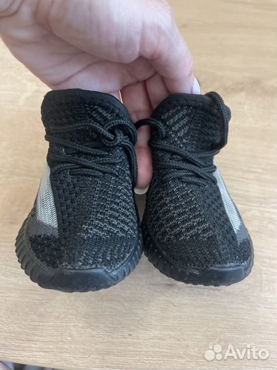 Детские кроссовки изики