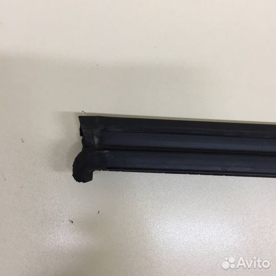 Накладка стекла переднего правого Volkswagen Tigua