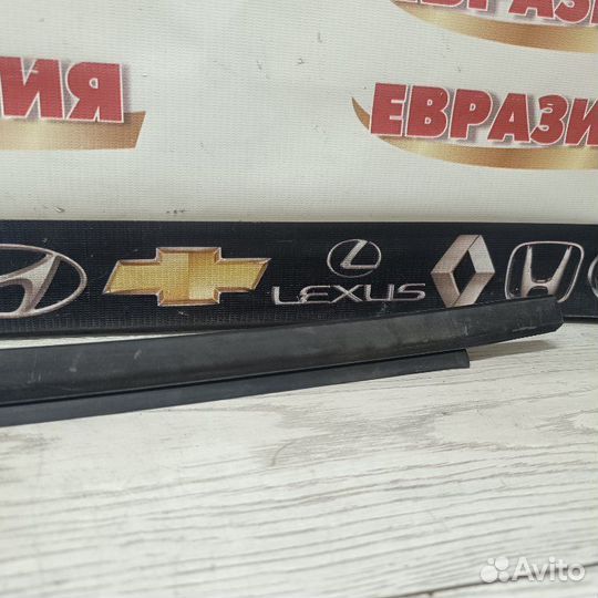 Молдинг стекла передний правый Suzuki Cultus G16A