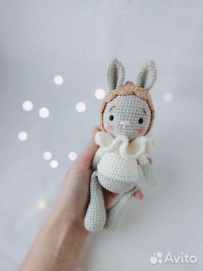 Вязаная игрушка зайка