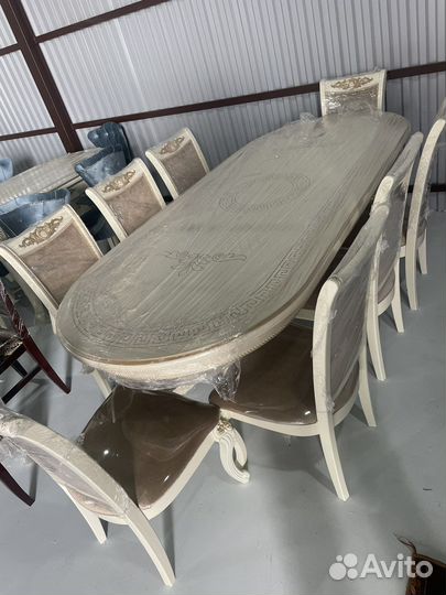 Стол и стулья