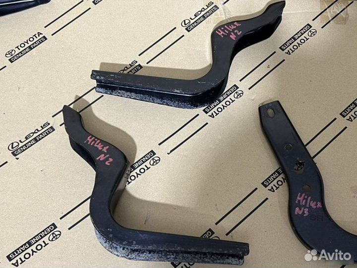 Кронштейн подножки Toyota Hilux 8