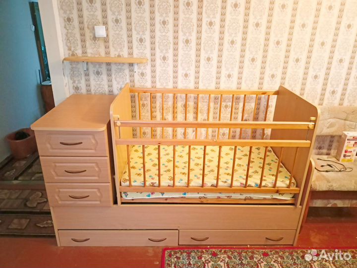 Детская кроватка с маятником и комодом