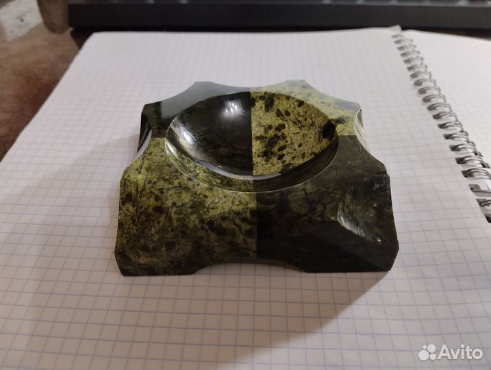 Пепельница из змеевика комбинированная 90*90*25мм