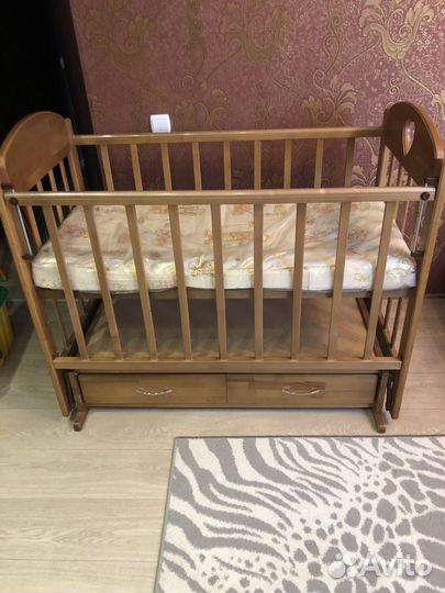 Детская кроватка с маятником и ящиком