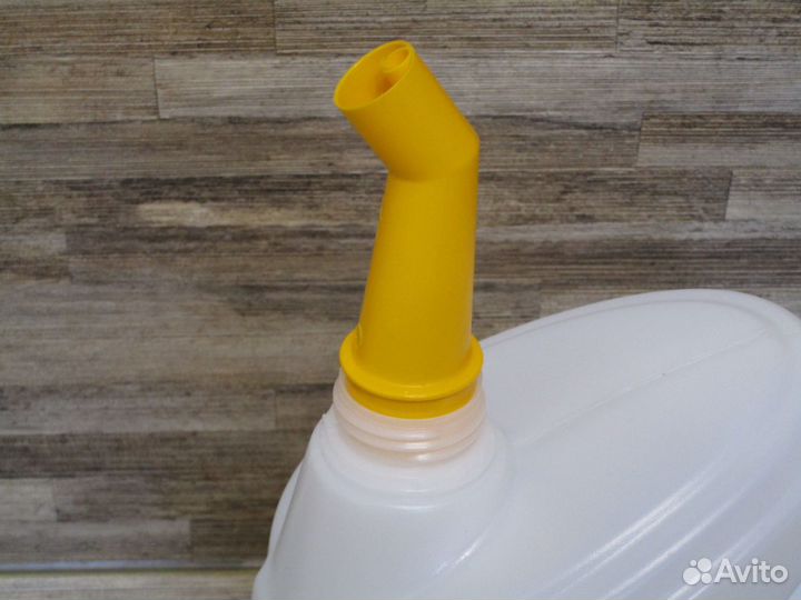 Канистра пластмассовая с заливной лейкой 4 л