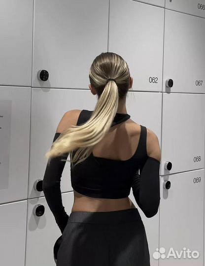 Кроп топ асимметричный с длинными рукавами