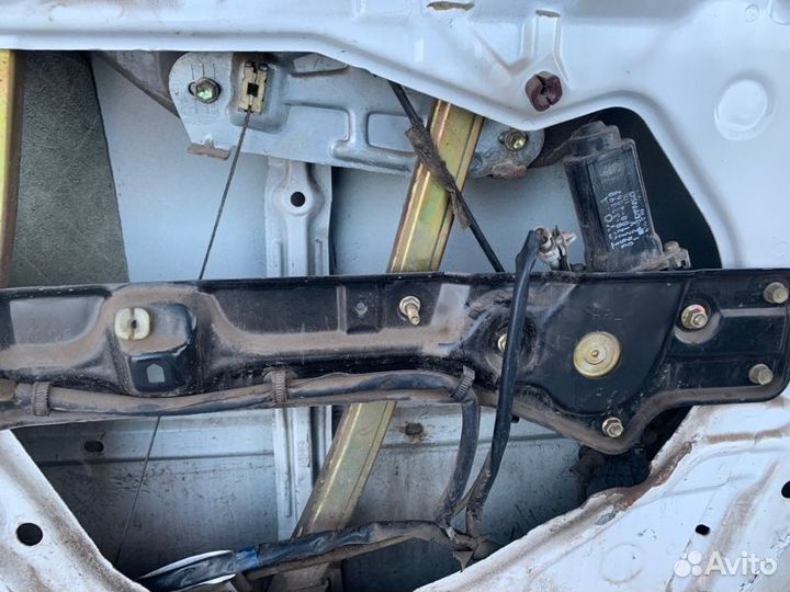 Мотор стеклоподъемника задний левый Toyota Vista