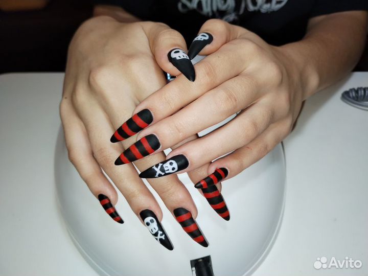 Маникюр, педикюр в салоне