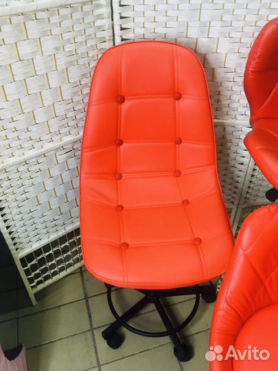 Стул для мастера педикюра