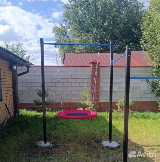 Уличный турник для всей семьи можно и качели