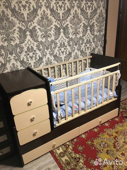 Детская кроватка с маятником и ящиком