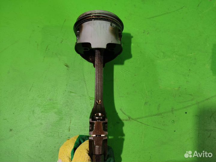 Поршень с шатуном Nissan Terrano 1 2.4