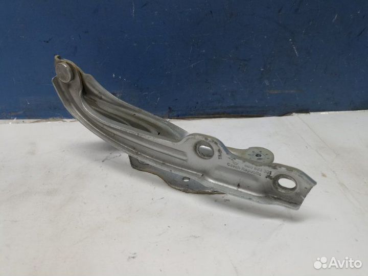 Петля капота левая Skoda Octavia A7 5E3
