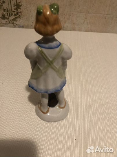 Статуэтка фарфоровая 