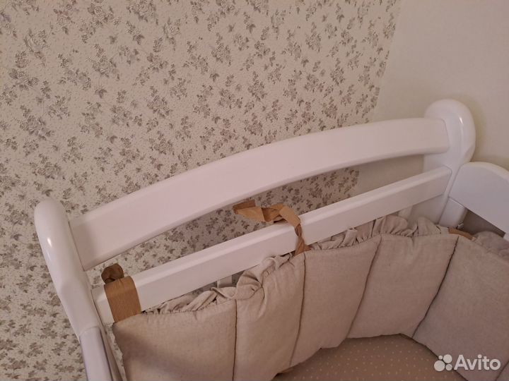 Детская кроватка с маятником и ящиком