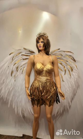 Крылья ангела с золотым пером