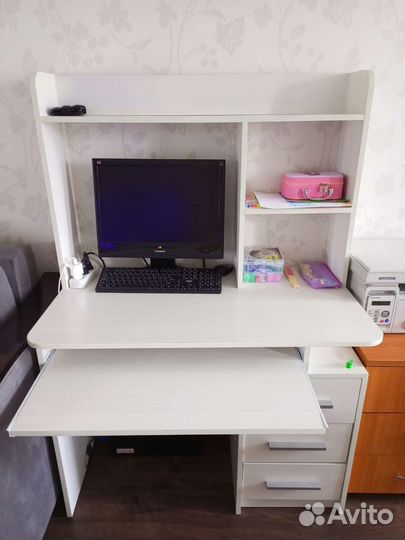 Компьютерный стол белый