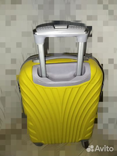 Чемодан на колесах бу s маленький