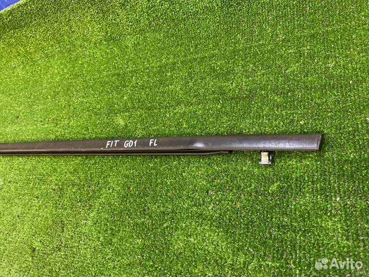 Молдинг двери передний левый Honda Fit GD1 L13A