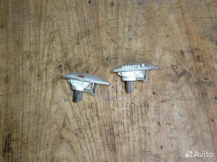 Повторитель на крыло белый Kia Sorento 2002-2009