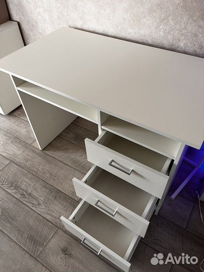 Современный письменный стол