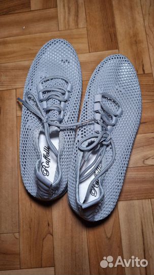 Кроссовки женские