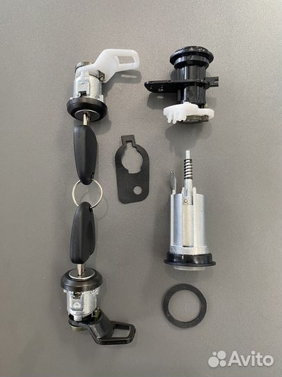 Комплект дверных личинок nexia 96223338,96223339