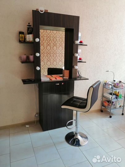 Туалетный столик с зеркалом и подсветкой