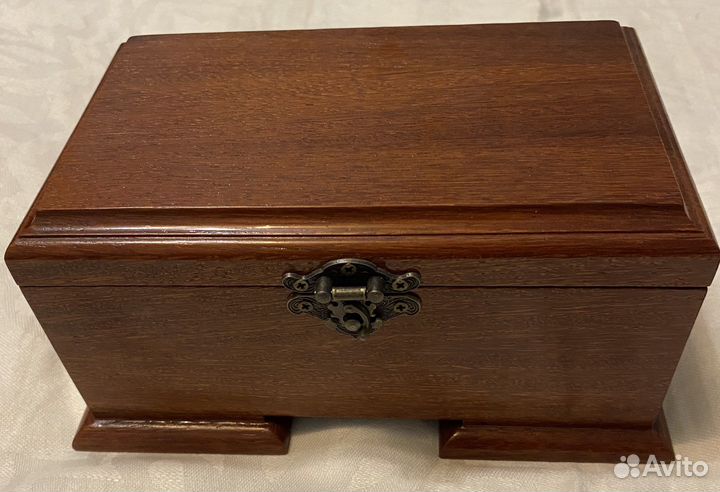 Шкатулка из красного дерева