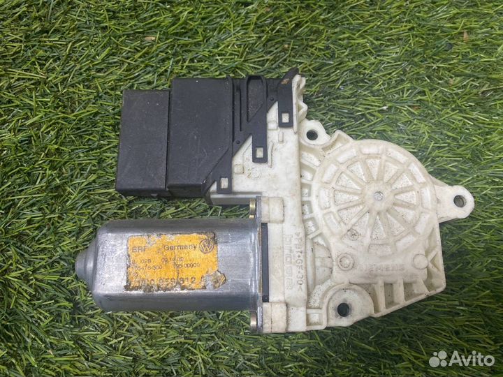 Моторчик стеклоподъёмника задний правый Volkswagen