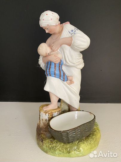 Статуэтка Крестьянка кормящая ребенка Гарднер