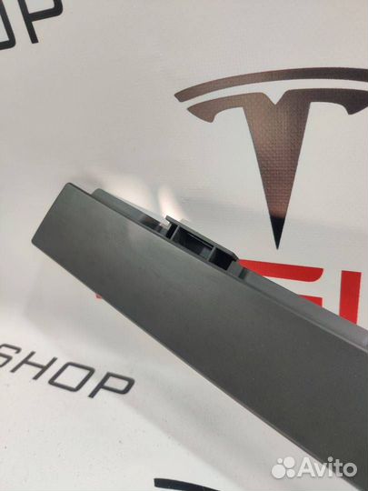 Накладка проема подъемной задней двери Tesla
