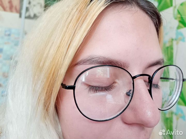 Модель на брови