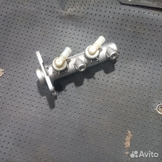 Toyota hiace kzh106 Главный тормозной цилиндр